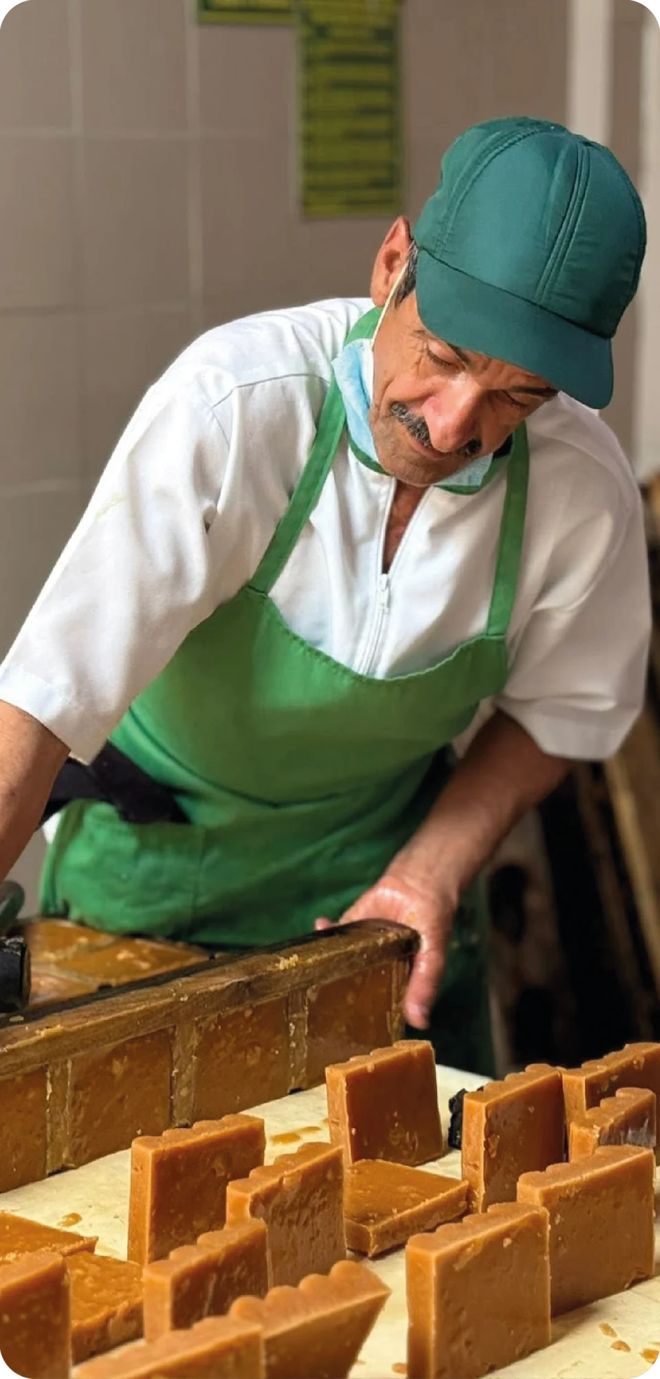 Emprendedor local elaborando productos artesanales